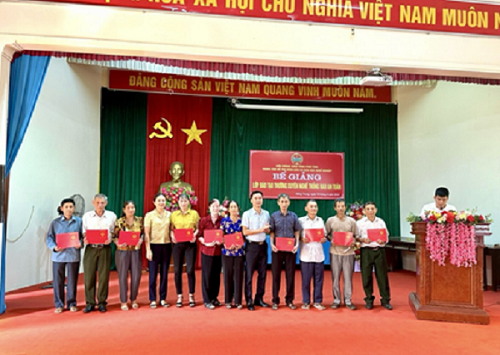 BẾ GIẢNG LỚP NGHỀ TRỒNG RAU AN TOÀN TẠI XÃ ĐỒNG TRUNG, HUYỆN THANH THỦY 